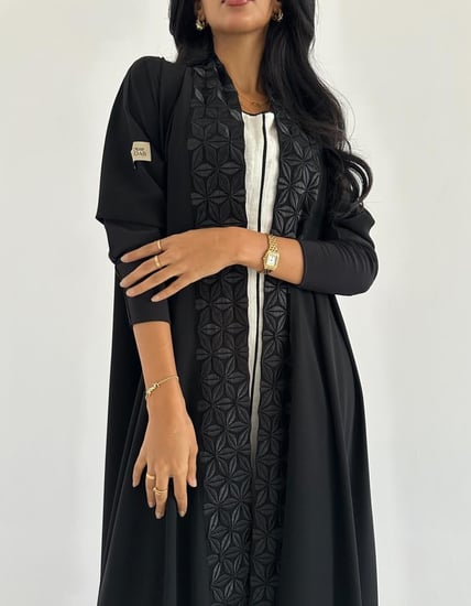 كريب صيفي مطرز اسود كلوش اكمام استرتش ضيقة