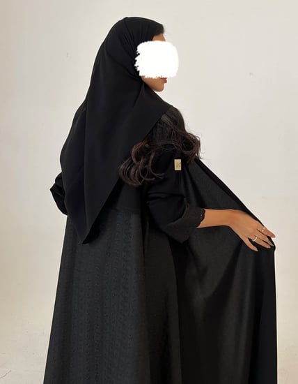 كريب أسود مع لنن مخرم من الخلف