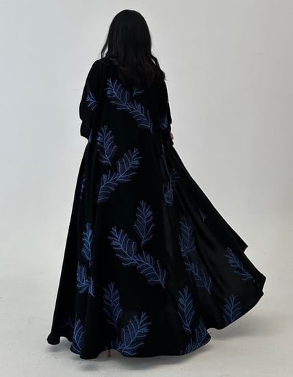 عباية كريب أسود فاحم تطريز عسف أزرق
