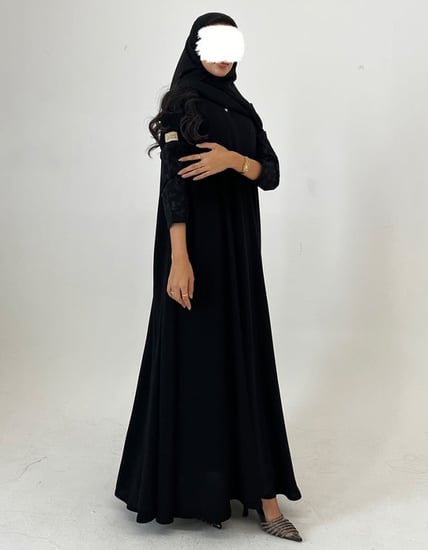 كريب كلوش أسود تطريز يدوي أكمام اغصان