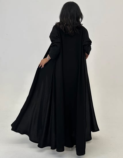 عباية كريب فاحم أسود كلوش أكمام ضيقه بلمعه