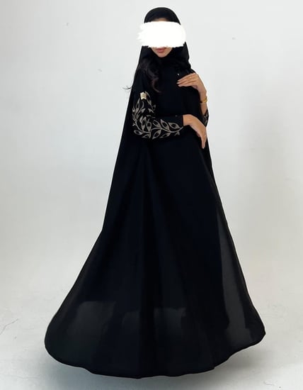 كريب أسود كلوش أكمام مطرزه