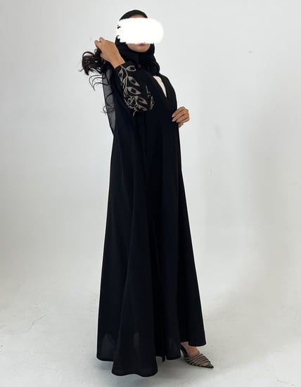 كريب أسود كلوش أكمام مطرزه