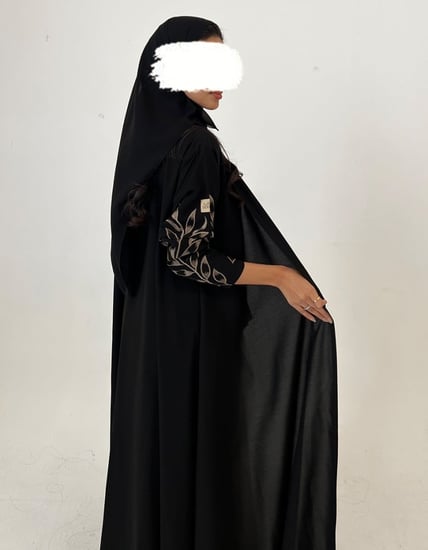 كريب أسود كلوش أكمام مطرزه