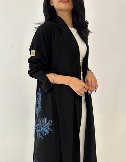 عباية كريب أسود فاحم تطريز عسف أزرق