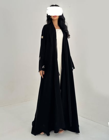 عباية سوداء أكمام مطرزه وكسره مطرزة كلوش