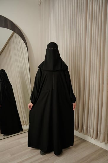 ( عباية الدوام والحج والعمره ) بسحاب إلى المنتصف وجيوب أمامية (قماش الرزه)