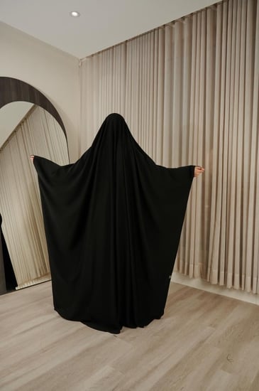 عباية رأس ساده بكم بشت قماش نواعم ( تتوفر مفتوحه بأزره او مغلقه )