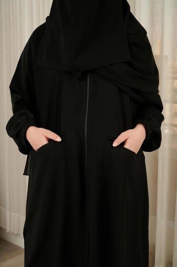 ( عباية الدوام والحج والعمره ) بسحاب إلى المنتصف وجيوب أمامية (قماش نواعم)