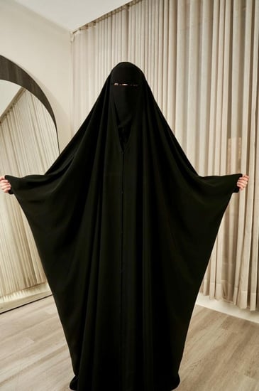 عباية رأس ساده بكم فراشه قماش نواعم ( تتوفر مفتوحه بأزره او مغلقه )
