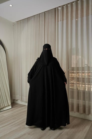 عبايه كلوش بسحاب كامل وجيوب مخفيه ( تتوفر بقماشين )