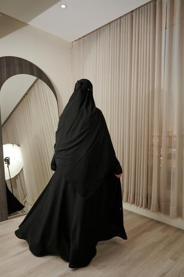 عبايه كلوش بسحاب كامل وجيوب مخفيه ( تتوفر بقماشين )