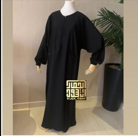 ( عباية الدوام والحج والعمره ) بسحاب إلى المنتصف وجيوب أمامية (قماش الرزه)