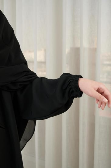 ( عباية الدوام والحج والعمره ) بسحاب إلى المنتصف وجيوب أمامية (قماش نواعم)