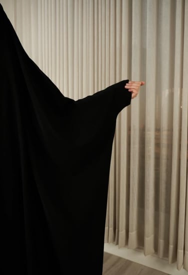 عباية رأس ساده بكم فراشه قماش نواعم ( تتوفر مفتوحه بأزره او مغلقه )