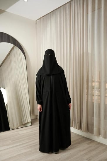 ( عباية الدوام والحج والعمره ) بسحاب إلى المنتصف وجيوب أمامية (قماش الرزه)