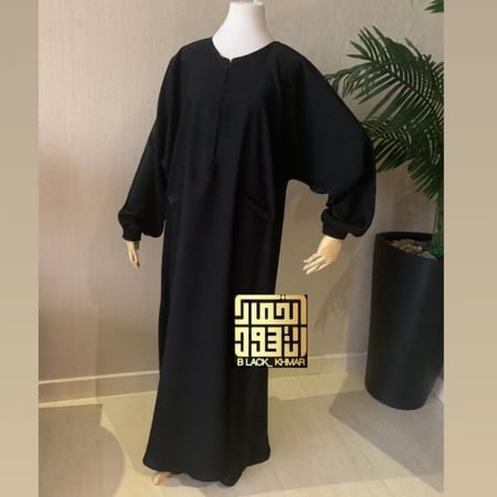 ( عباية الدوام والحج والعمره ) بسحاب إلى المنتصف وجيوب أمامية (قماش نواعم)