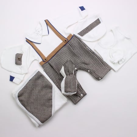 طقم 7 قطع ولادي لحديثي الولادة لون بيج مخطط رسمي وكلاسيكي