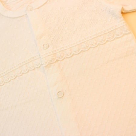 روب مواليد دانتيل أنيق وناعم سكري