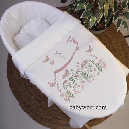 بطانية مواليد بتصميم الاسم وتطريز فراشات وزهور