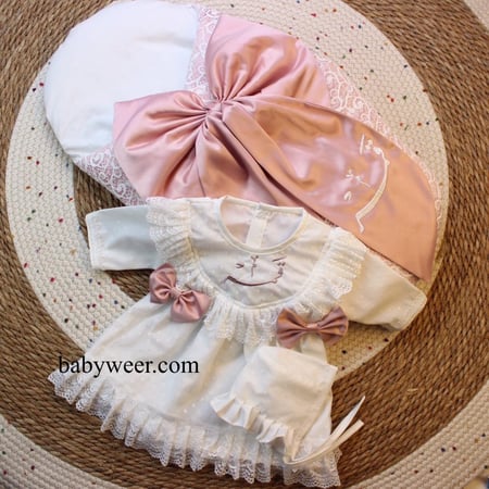 طقم بناتي لحديثي الولادة مع فستان تطريز الاسم حسب الطلب طقم استقبال