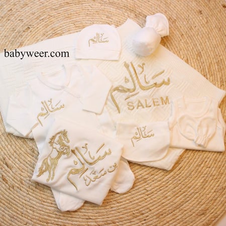 طقم ثمان قطع لحديثي الولادة مع بطانية صوف واضافة رسمة الخيل على المهاد