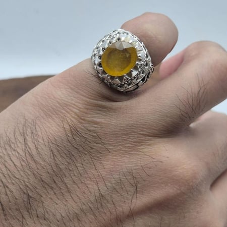 خاتم ياقوت اصفر متوج بـــ 4 حبات الماس