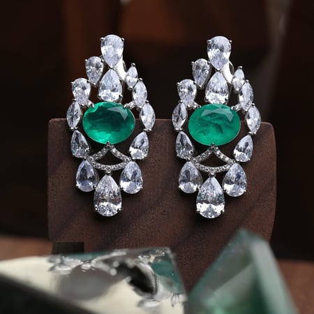 حلق فاخر جدًا مرصّع بالزكون قصّة ماركيز بدرجة ألماس ومزيّنة بالحجر الأخضر وبقفل كبس