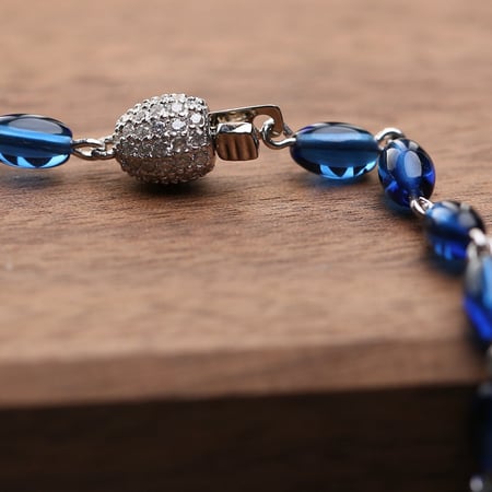 سلسال/شوكر فضي بأحجار خضراء ومطعّم بالزركون درجة ألماس