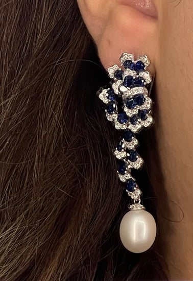 حلق فضي بتصميم فاخر مميز و مرصّع بالزركون بدرجة ألماس ومزيّن بالأحجار الزرقاء واللؤلؤ، وبقفل كبس