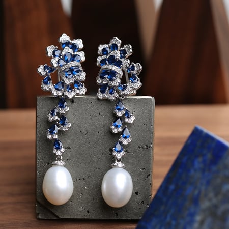 حلق فضي بتصميم فاخر مميز و مرصّع بالزركون بدرجة ألماس ومزيّن بالأحجار الزرقاء واللؤلؤ، وبقفل كبس