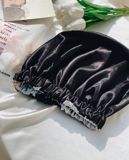 قبعة ساتان لحماية شعرك اثناء النوم مبطنة بمطاط عريض وقوي متوفره بلونين بني او أسود