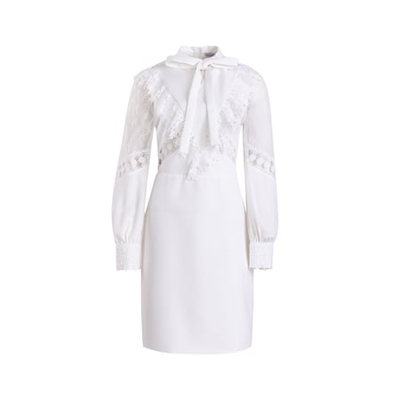 فستان أبيض قصير بتفاصيل شفافة