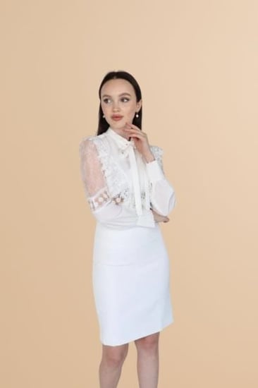 فستان أبيض قصير بتفاصيل شفافة