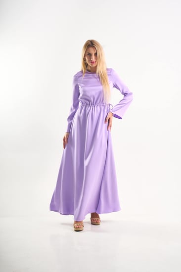 المودل ترتدي فستان موف طويل من توترندي