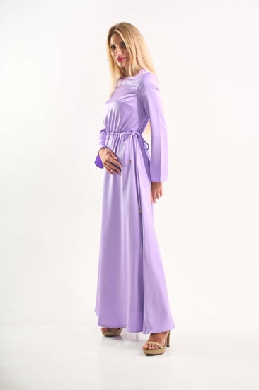 المودل ترتدي فستان موف طويل من توترندي