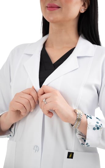 لابكوت طبي نسائي أبيض صوفيا 38 إنش بأكمام مزينة وجيوب عملية