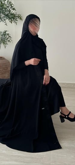 عبايه الورد أسود