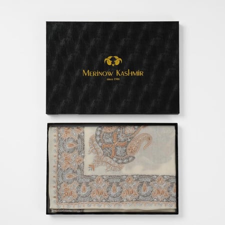 غترة شال ميرينو كشمير الشتوية أصدار 2025  لون رصاصي على ذهبي