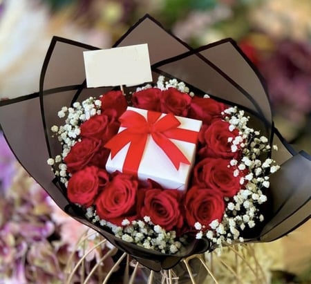 سلسال ذهب مع تنسيق ورد