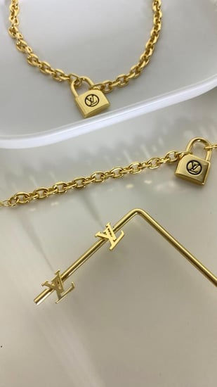 طقم فاخر من LOUIS VUITTON بتصميم القفل الأيقوني