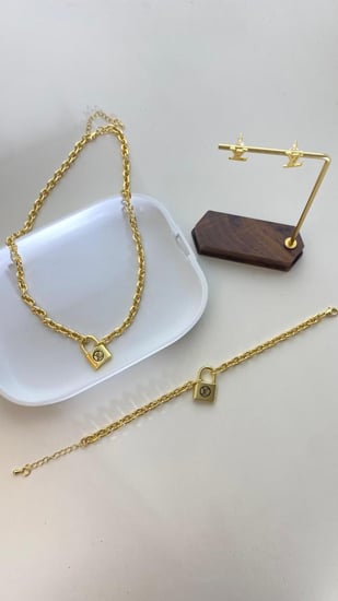 طقم فاخر من LOUIS VUITTON بتصميم القفل الأيقوني