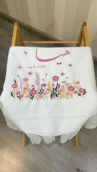 بطانية مواليد بالاسم بتصميم أنيق واحترافي