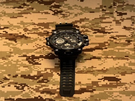 ساعه عسكريه رقميه بعدة وظائف لون اسود