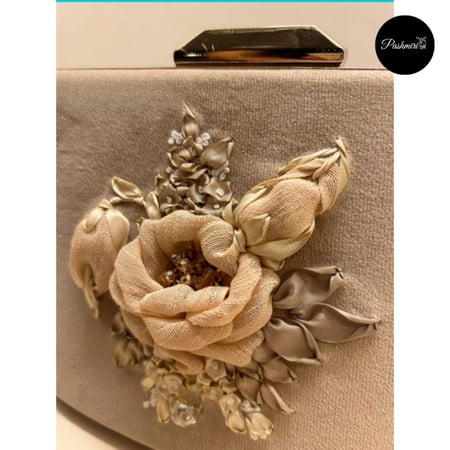 حقيبة راقية- تطريز يدوي إيراني- قماش مخمل ناعم- لون بيج - مقاس١٨ سم في ٢٢ سم