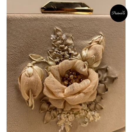 حقيبة راقية- تطريز يدوي إيراني- قماش مخمل ناعم- لون بيج - مقاس١٨ سم في ٢٢ سم