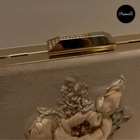 حقيبة راقية- تطريز يدوي إيراني- قماش مخمل ناعم- لون بيج - مقاس١٨ سم في ٢٢ سم