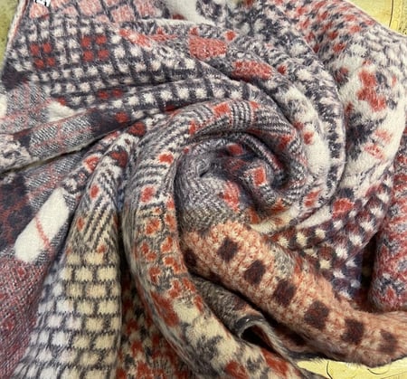 شال فرو أرنب طبيعي ناعم مع صوف كشميري وتركي لون مارون مع سكري مع بني غامق  / حجم ملكي مقاس 2م×85سم          natural rabbit fur scarf with Turkish and Kashmiri wool/royal size