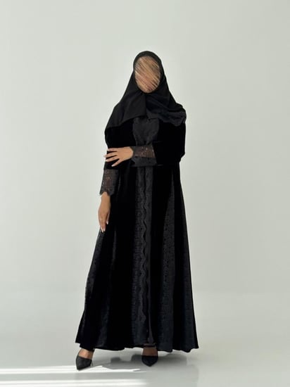 عبايه توق كلوش كامل قماش مخمل بتدخيل دانتيل