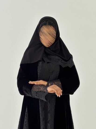 عبايه توق كلوش كامل قماش مخمل بتدخيل دانتيل